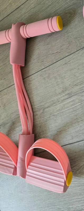 Roze pedaal weerstandsband close-up – voetsteun en elastieken voor beentraining